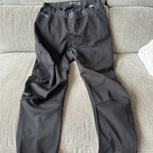 ARC’TERYX HAUL. Sizes are M,L for the pink jacket (women) - Picture 9 of 16